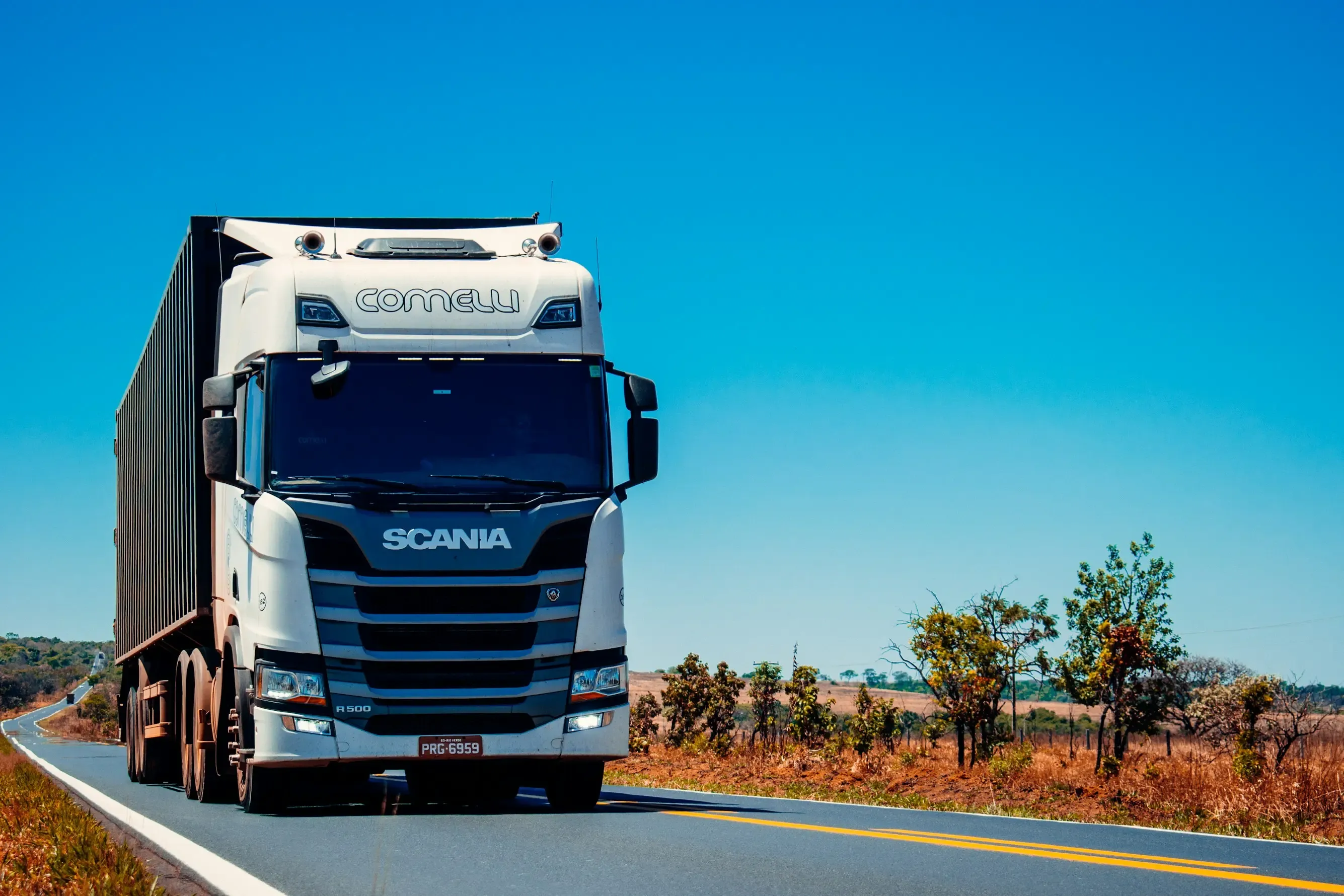 Dovoz nákladních automobilů a strojů